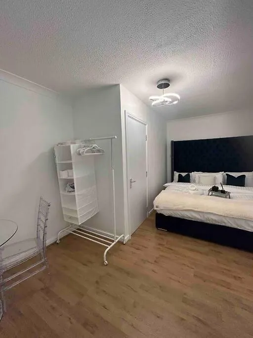 Guest house Luxury Superkingsize Bed In London Hotel