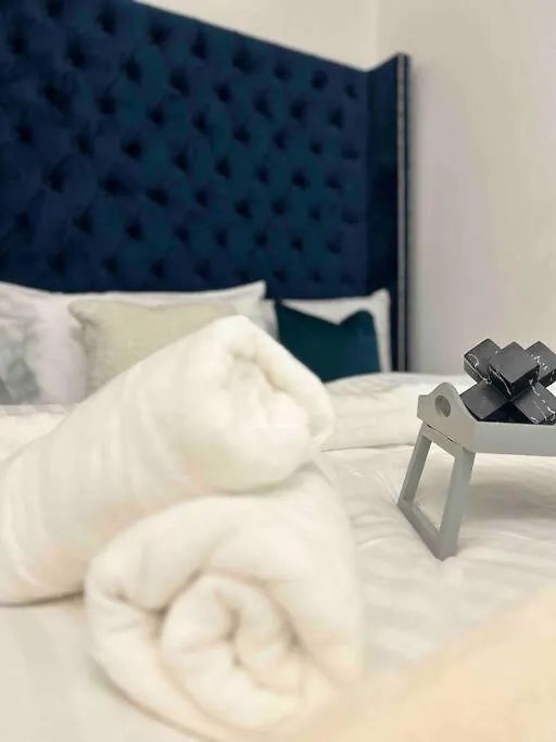 Luxury Superkingsize Bed In London Hotel Guest house