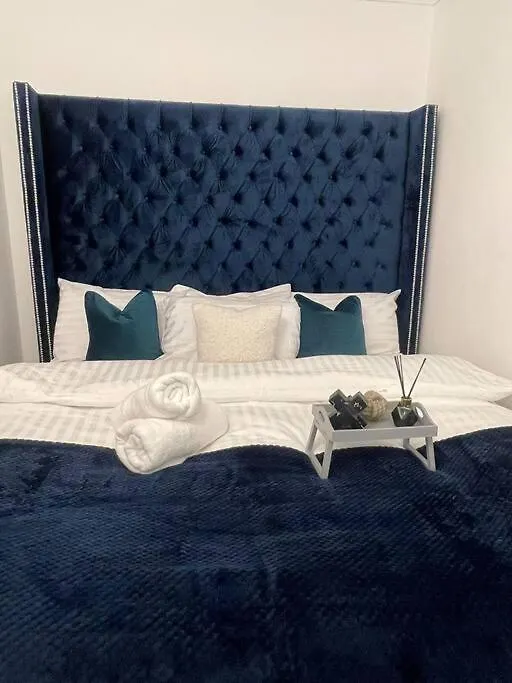 Guest house Luxury Superkingsize Bed In London Hotel
