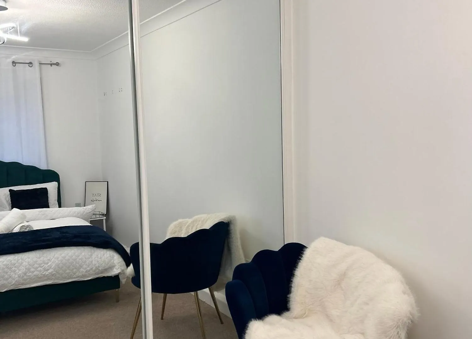 Luxury Superkingsize Bed In London Hotel Guest house